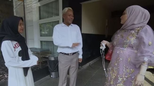 Sule dan Nathalie Holscher ke kondangan Ria Ricis. (Youtube/SuleChannel)