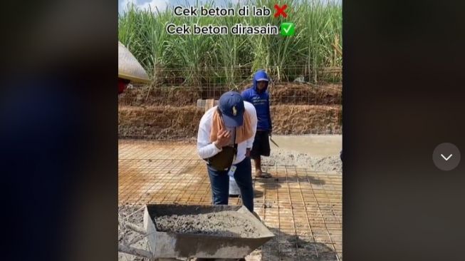 Viral Mandor Bangunan Colek dan Jilat Campuran Beton. (TikTok)