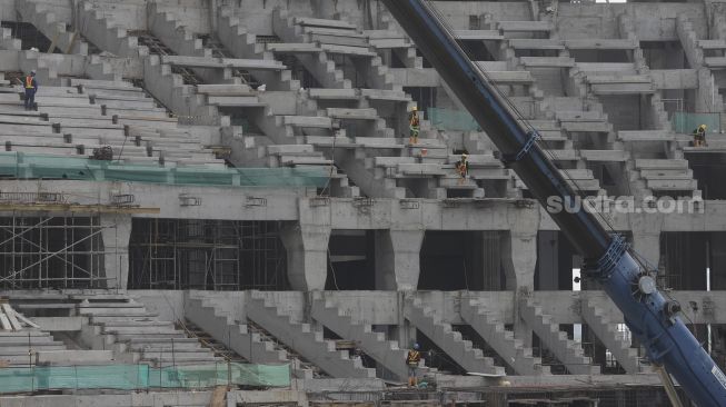 Pekerja menyelesaikan pembangunan Jakarta International Stadium (JIS) di Tanjung Priok, Jakarta, Selasa (26/10/2021). [Suara.com/Angga Budhiyanto]