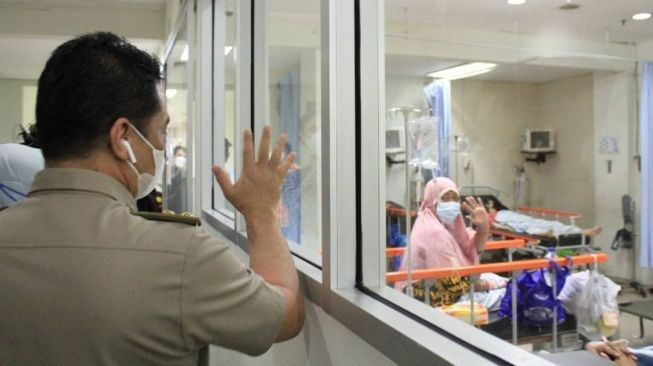 Wakil Gubernur DKI Jakarta Ahmad Riza Patria menyapa warga yang tengah menjalani perawatan di rumah sakit. [Instagram@arizapatria]