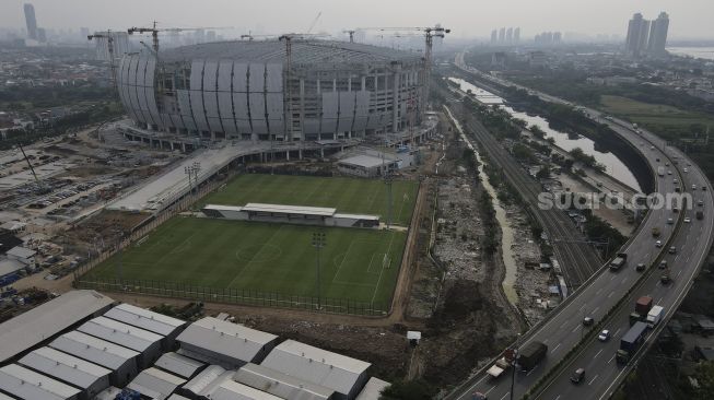 Foto udara pembangunan Jakarta International Stadium (JIS) di Tanjung Priok, Jakarta, Selasa (26/10/2021). [Suara.com/Angga Budhiyanto]