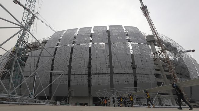 Pekerja menyelesaikan pembangunan Jakarta International Stadium (JIS) di Tanjung Priok, Jakarta, Selasa (26/10/2021). [Suara.com/Angga Budhiyanto]