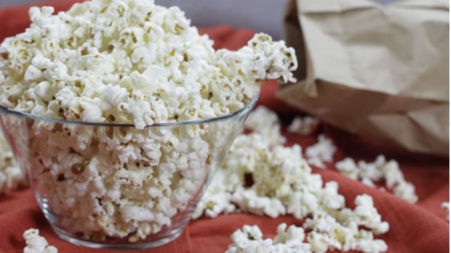 Manfaat Ngemil Popcorn yang Tak Disangka, Atasi Sembelit Hingga Cegah Kanker Payudara