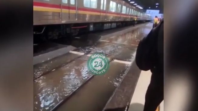 Viral! Hujan Guyur Bogor, Jalur 1 dan 2 Stasiun Bogor Terendam Banjir