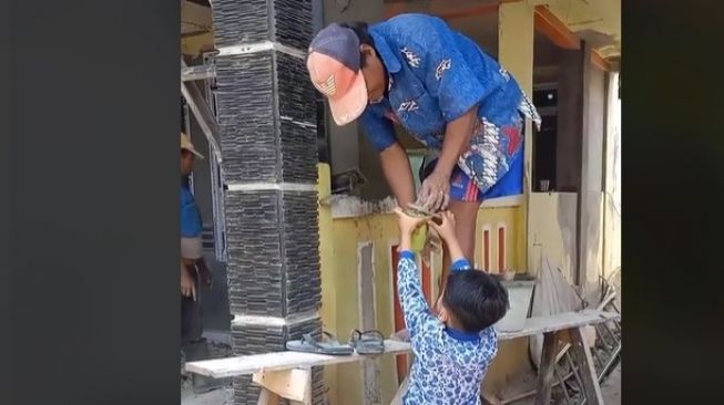 Bocah rayakan ulang tahun dengan cara mulia. [Foto: TikTok]