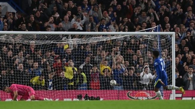 Bek Chelsea Inggris Reece James (kanan) mencetak gol dalam adu penalti untuk memberi Chelsea kemenangan dalam pertandingan sepak bola babak 16 besar Piala Liga Inggris menghadapi Southampton di Stamford Bridge di London pada 26 Oktober 2021.Glyn KIRK / AFP