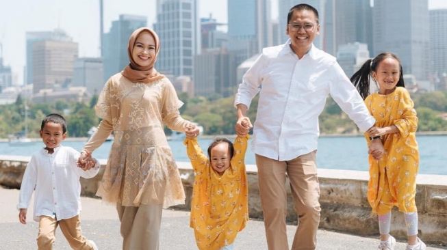 Yassin Bintang Family merilis lagu "Di Rumah Aja". [Instagram]