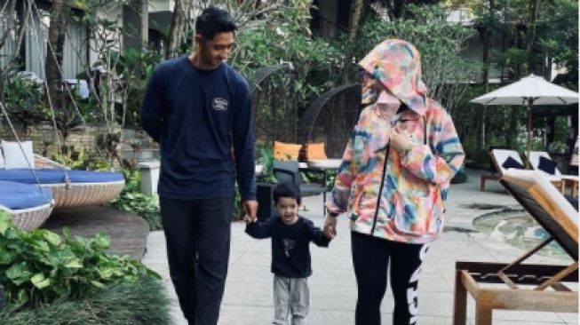 Potret Quality Time Arya Saloka dan Keluarga. [Instagram/putriannesaloka]