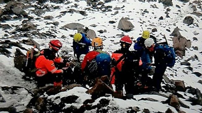 Salju Gunung Api Tertinggi Di Ekuador Longsor, 3 Pendaki Tewas