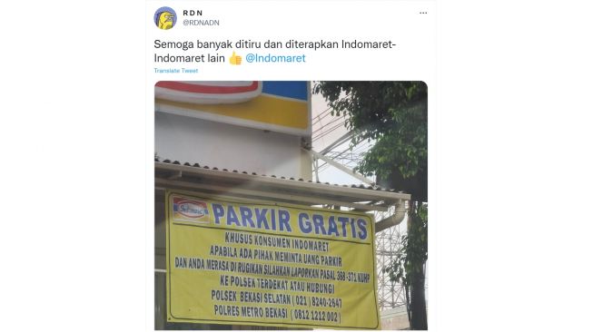 Spanduk berisi imbauan jika menemukan tukang parkir ilegal di minimarket (Twitter)