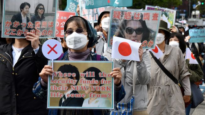 Sejumlah warga Jepang melakukan aksi menolak pernikahan keponakan Kaisar Naruhito, Putri Mako, dengan kekasihnya yang merupakan rakyat biasa, Tokyo, Jepang, Selasa (26/10). Kazuhiro NOGI / AFP
