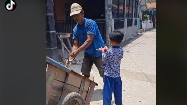 Cara Bocah Ini Rayakan Ulang Tahun Banjir Pujian Warganet: Good Parenting