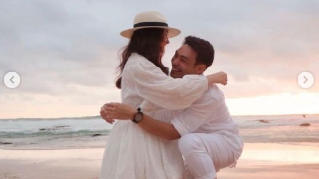 Momen pertunangan Chelsea Islan dan Rob Clinton [Instagram/@elizabethkardinal]