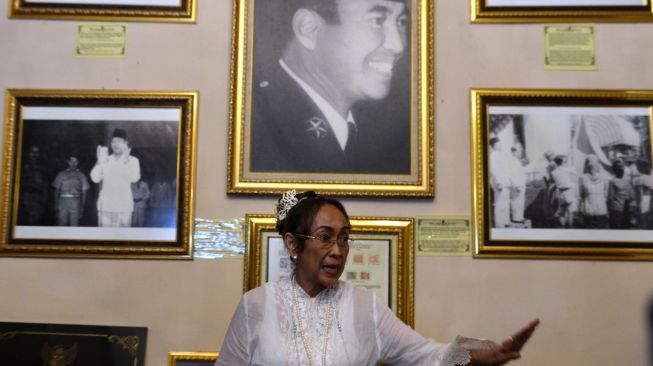 Sukmawati Soekarnoputri berdiri di dekat foto Presiden pertama RI Soekarno disela memberikan keterangan kepada wartawan di kawasan Tampaksiring, Gianyar, Bali, Selasa (26/10/2021). ANTARA FOTO/Fikri Yusuf