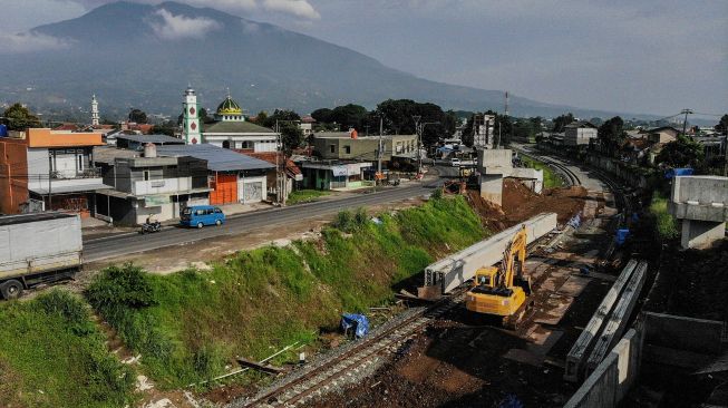 Foto udara proyek rel kereta ganda di Cigombong, Kabupaten Sukabumi, Jawa Barat, Rabu (27/10/2021).  ANTARA FOTO/Raisan Al Farisi