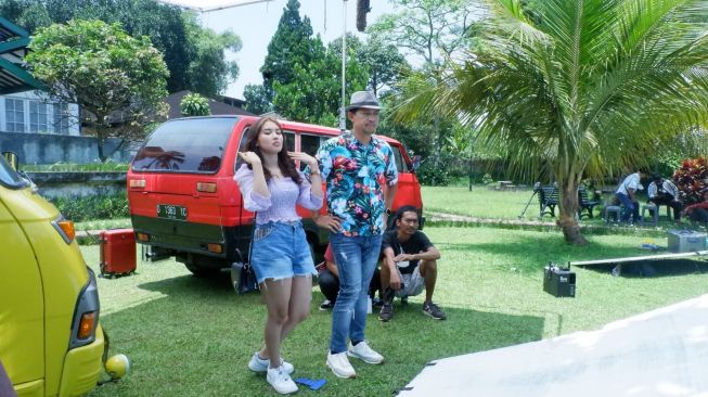 Mario Markoneng dan Shakira Jasmine saat syuting untuk sebuah judul web series. [dokumentasi pribadi]