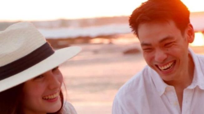 Momen pertunangan Chelsea Islan dan Rob Clinton [Instagram/@elizabethkardinal]