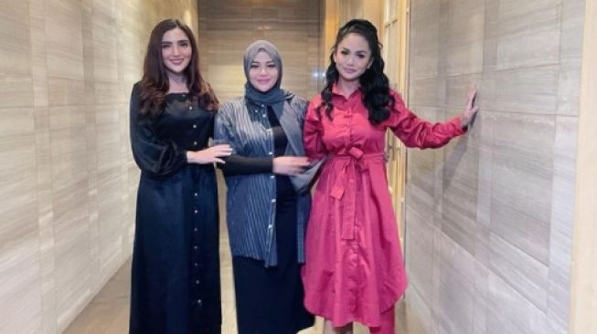 Potret bersatunya keluarga Anang-Ashanty dan Krisdayanti-Raul Lemos. [Instagram/aurelie.hermansyah]