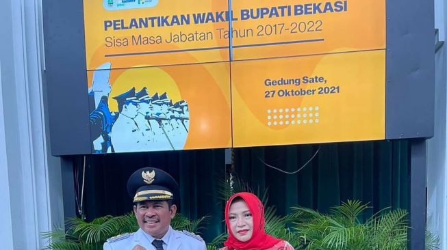 Akhmad  Marjuki bersama istri saat pelantikan Wakil Bupati Bekasi, Rabu (27/10/2021).[ist]