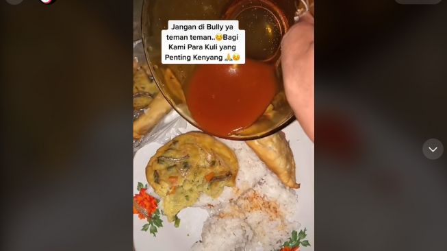 Kuli Kebun Sawit Beberkan Menu Makan Saat Bekerja (TikTok)