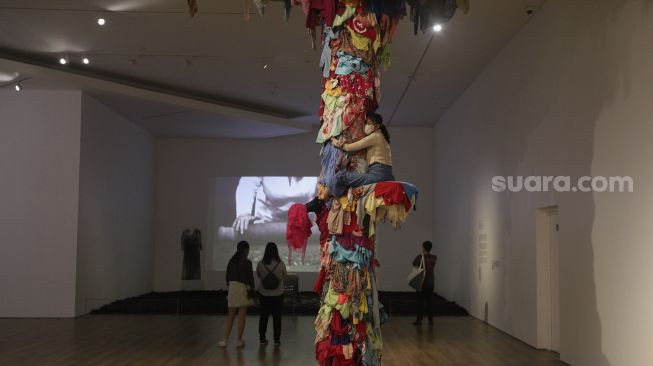 Pengunjung mengamati karya seni yang dipamerkan dalam pameran 'Semesta dan Angan' di Museum Modern and Contemporary Art in Nusantara (MACAN), Jakarta, Rabu (27/10/2021). [Suara.com/Angga Budhiyanto] 