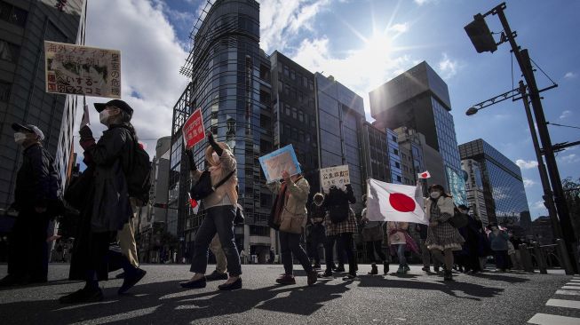 Sejumlah warga Jepang melakukan aksi menolak pernikahan keponakan Kaisar Naruhito, Putri Mako, dengan kekasihnya yang merupakan rakyat biasa, Tokyo, Jepang, Selasa (26/10). Kazuhiro NOGI / AFP
