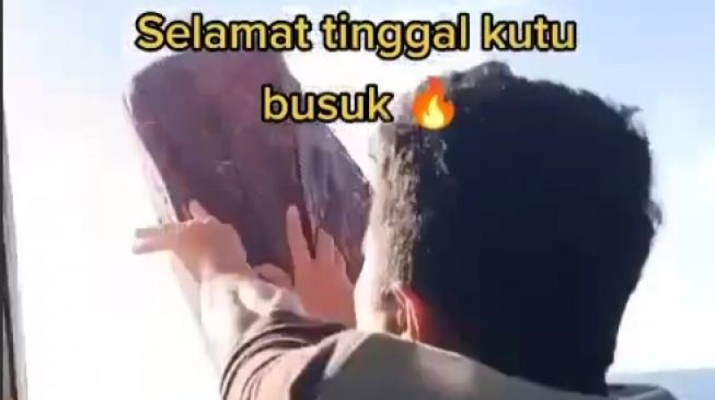 Viral Pria Buang Kasur Jebol ke Laut, Netizen: Senang Banget Ngerusak Laut Ya?