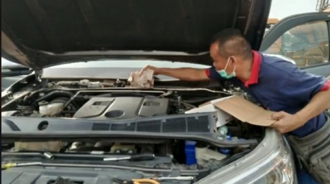 Niat Sembunyikan Uang dari Istri di Kap Mesin Mobil, Malah Jadinya Berakhir Apes