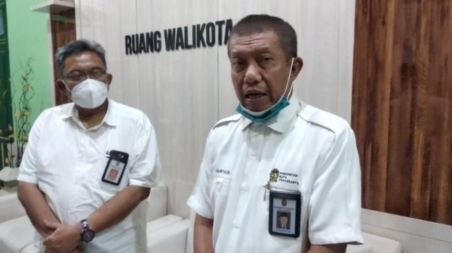 Wali Kota Yogyakarta, Haryadi Suyuti memberi keterangan saat ditemui di kompleks Balai Kota Yogyakarta, Rabu (27/10/2021). [Muhammad Ilham Baktora / SuaraJogja.id]