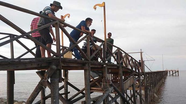 Abrasi, Warga Muntai Barat Bengkalis Swadaya Bangun Dermaga Kayu 1,2 Km