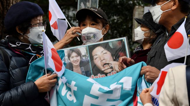 Sejumlah warga Jepang melakukan aksi menolak pernikahan keponakan Kaisar Naruhito, Putri Mako, dengan kekasihnya yang merupakan rakyat biasa, Tokyo, Jepang, Selasa (26/10). Kazuhiro NOGI / AFP
