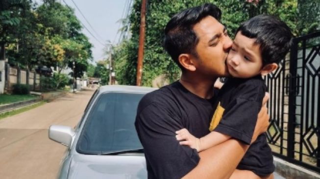 Potret Quality Time Arya Saloka dan Keluarga. [Instagram/putriannesaloka]