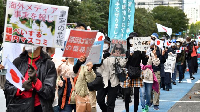 Sejumlah warga Jepang melakukan aksi menolak pernikahan keponakan Kaisar Naruhito, Putri Mako, dengan kekasihnya yang merupakan rakyat biasa, Tokyo, Jepang, Selasa (26/10). Kazuhiro NOGI / AFP
