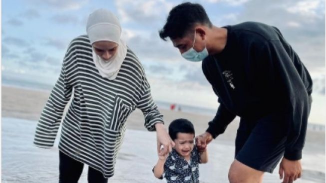 Potret Quality Time Arya Saloka dan Keluarga. [Instagram/putriannesaloka]