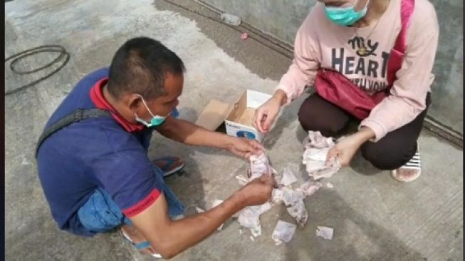 Pria sembunyikan uang di dalam kap mesin, berakhir miris (TikTok)