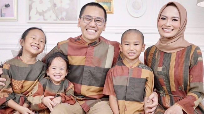 Di Rumah Aja, Pesan Positif dari Yassin Bintang Family untuk Keluarga Indonesia