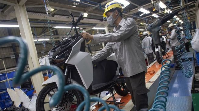 Pekerja merakit sepeda motor listrik Gesits di pabrik PT Wika Industri Manufaktur (WIMA), Cileungsi, Kabupaten Bogor, Jawa Barat, Rabu (27/10/2021) [ANTARA FOTO/Aditya Pradana Putra/wsj] 