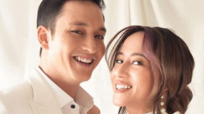 Potret Prewedding Mike Lewis dan Janisaa Pradja. [Instagram/doleytobing]