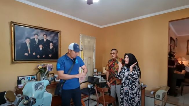 Potret Rumah Yati Octavia. [Youtube / Alman Mulyono]