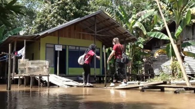 Cerita Purini Pendamping PKH di Pedalaman Kalimantan, Gunakan Klotok Kunjungi Warga