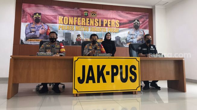 Polres Metro Jakarta Pusat saat merilis kasus pria pamer alat kelamin di JPO Stasiun Sudirman. (Suara.com/Yaumal)