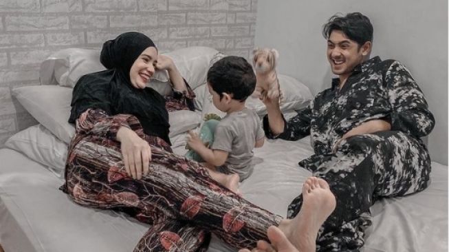 Potret Quality Time Arya Saloka dan Keluarga. [Instagram/putriannesaloka]