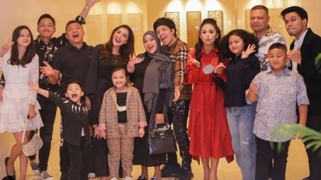 Keluarga Anang Hermansyah dan keluarga Krisdayanti [Instagram/@ashanty_ash]