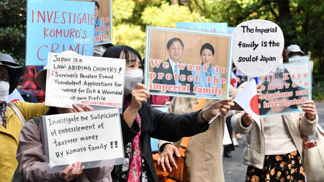 Sejumlah warga Jepang melakukan aksi menolak pernikahan keponakan Kaisar Naruhito, Putri Mako, dengan kekasihnya yang merupakan rakyat biasa, Tokyo, Jepang, Selasa (26/10). Kazuhiro NOGI / AFP
