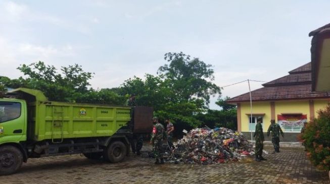 TNI Berseragam Loreng Turun Tangan Angkut Tumpukan Sampah di Kelurahan Cilowong