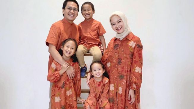 Yassin Bintang Family merilis lagu "Di Rumah Aja". [Instagram]