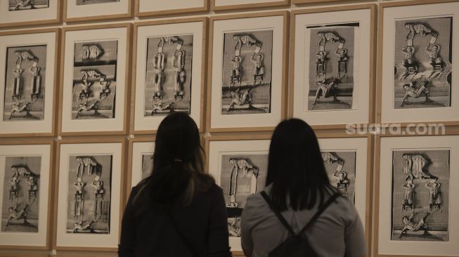 Pengunjung mengamati karya seni yang dipamerkan dalam pameran 'Semesta dan Angan' di Museum Modern and Contemporary Art in Nusantara (MACAN), Jakarta, Rabu (27/10/2021). [Suara.com/Angga Budhiyanto] 