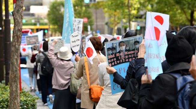 Sejumlah warga Jepang melakukan aksi menolak pernikahan keponakan Kaisar Naruhito, Putri Mako, dengan kekasihnya yang merupakan rakyat biasa, Tokyo, Jepang, Selasa (26/10). Kazuhiro NOGI / AFP
