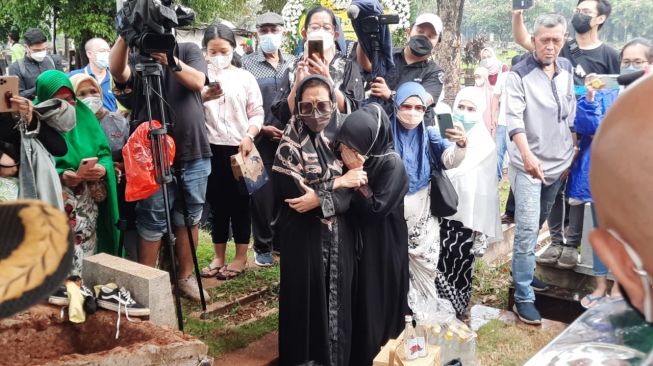 Acara pemakaman Oddie Agam yang berlangsung di TPU Menteng Pulo, Jakarta Selatan, Rabu (27/10/2021). Pemakaman tersebut juga dihadiri mantan istri Oddie, Chintami Atmanegara. [Evi Ariska/Suara.com]