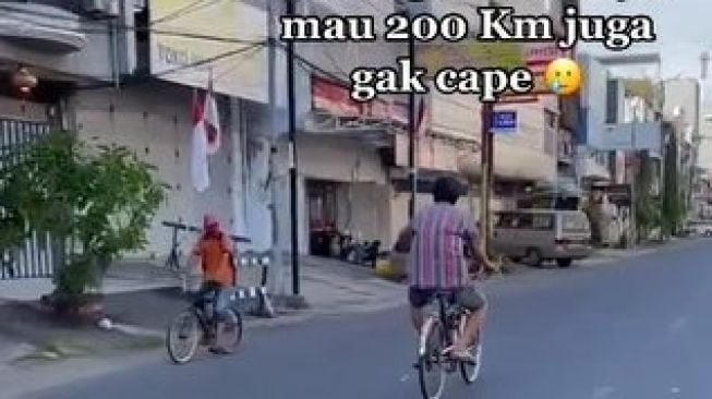 Viral Bapak-bapak Naik Sepeda Bikin Melongo. (TikTok)